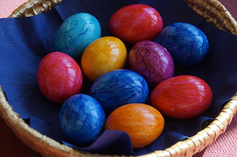 Ostereier, Frühling, Osterhase, Korb, körbchen osterkorb, Ei, bunt, Farbe, Ostern, Frohe Ostern, Tradition, Christentum, Brauch, Zoll, Frühlingsverbrauch, farbig, Ostergruß, osterkorb, osterkörbchen, Essen und Trinken, Lebensmittel, Obst, gesundes Essen, Container, Frische, Nahansicht, große gruppe von gegenständen, Wohlbefinden, keine Leute, Blau, drinnen, Gruppe von Objekten, rot, Gemüse, Studioaufnahme, Landwirtschaft, Natur, reif, lila, 5K, CC0, gemeinfrei, lizenzfrei