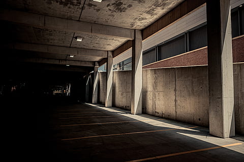 edificio grigio, corridoio, pavimentazione, pavimento, calcestruzzo, in casa, legna, interior design, camera, porta, Home decor, veranda, seminterrato, atrio, compensato, asfalto, corrimano, ringhiera, auto, parcheggio, architettura, struttura costruita, vuoto, nessuno, soffitto, costruzione, direzione, la strada davanti, assenza, posteggio, Entrata, attrezzatura per l'illuminazione, giorno, mezzi di trasporto, parete, cartello, box auto, Garage per il parcheggio, 5K, CC0, dominio pubblico, privo di copyright