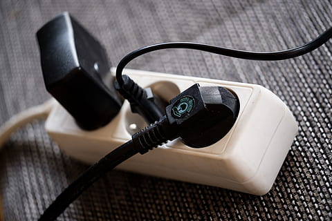 dop, priză, cablu de alimentare, conector multiplu, distribui, distribuitor, energie, actual, electricitate, Elektrik, Salvați, tehnologie, conexiune, cablu, a închide, masa, culoare neagră, cablu USB, vedere în unghi mare, să se concentreze asupra primelor elemente, natură moartă, în interior, nici o persoana, Echipament electric, comunicare, combustibil și generarea de energie electrică, echipament, ascultare, calculator, priza, alimentare electrică, componente electrice, 5K, CC0, domeniu public, fără drepturi de autor