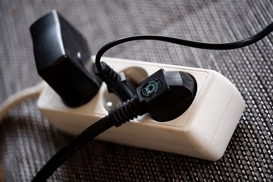 kištuką, lizdas, maitinimo juosta, kelis lizdus, paskirstyti, platintojas, energijos, srovė, elektros energijos, elektrik, sutaupyti, technologijos, ryšį, kabelis, Iš arti, lentelė, juoda spalva, USB kabelis, aukšto kampo vaizdas, sutelkti dėmesį į naujas žinias, natiurmortas, patalpose, nėra žmonių, elektros įranga, komunikacijos, kuro ir energijos gamyba, įranga, klausytis, kompiuteris, elektros kištukas, maitinimo šaltinis, elektrinis komponentas, 5K