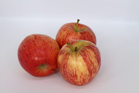 appels, fruit, tropisch, gezond eten, eten en drinken, voedsel, welzijn, versheid, studio opname, stilleven, geen mensen, binnenshuis, detailopname, witte achtergrond, rood, groep objecten, appel - fruit, uitknippen, drie objecten, Oranje kleur, tafel, 5K, CC0, publiek domein, royaltyvrij