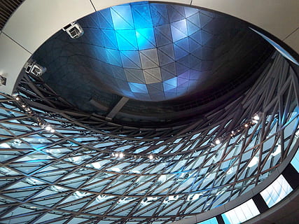 modern, dins, fons, tecnologia, llum, patró, horitzontal, bmw world, resum, indústria, arquitectura, estructura construïda, a l'interior, vista d’angle baix, sostre, vidre - material, llum solar, disseny, cap gent, dia, edifici, forma geomètrica, característica arquitectònica, il·luminat, cúpula, claraboia, forma, arquitectura i art, directament a sota, 2K, CC0, domini públic, lliure de regalies