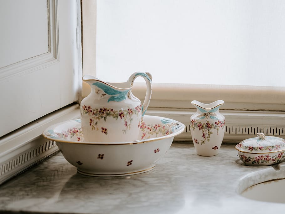 blanc, ceràmica, llançador, Conca, art, porcellana, plat, bol, gerra, tassa, postres, menjar, pastís, pastís de boda, tassa de cafè, bol gran, olla, tetera, mobles, gabinet, vitrina xinesa, rack de placa, a l'interior, cap gent, motiu floral, patró, taula, menjar i beguda, natura morta, interior de casa, primer pla, beure, tassa de te, Color blanc, prestatge, funció de construcció de parets, dia, vaixella, antiguitat, 8K