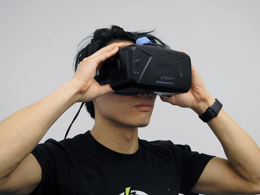 virtuální realita, oculus, technologie, realita, virtuální, sluchátka, tech, zábava, futuristický, přístroj, muž, asijský, jedna osoba, mladého dospělého, hospodářství, čelní pohled, střela do hlavy, Černá barva, uvnitř, sdělení, mladí muži, neformální oblečení, bezdrátové technologie, volnočasové aktivity, virtuální realita simulátor, portrét, studio shot, životního stylu, fotografická témata, digitální fotoaparát, 4K