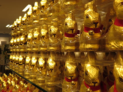 xocolata, llebre, Pasqua, figura, caramels, conill de Pasqua, or, timbre, color daurat, il·luminat, cap gent, gran grup d'objectes, en fila, a l'interior, arranjament, espiritualitat, decoració, religió, creença, equips d’il·luminació, primer pla, vidre - material, representació humana, venda al detall, art i artesania, costat a costat, brillant, visualització al detall, 4K, CC0, domini públic, lliure de regalies