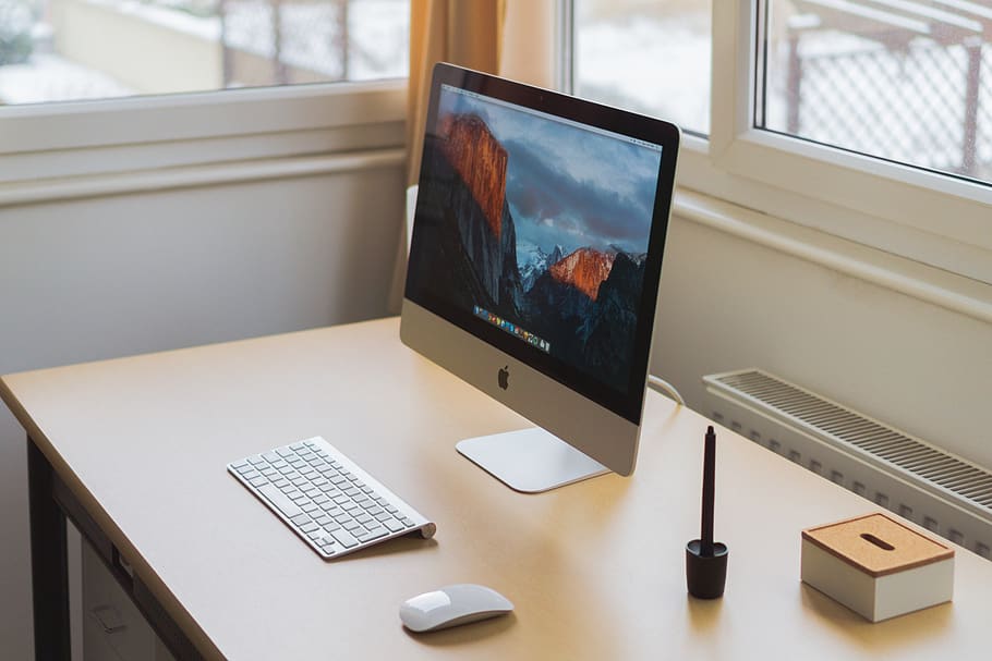 computer, tastiera, Mela, elettronica, moderno, tecnologia, attività commerciale, ufficio, lavoro, scrivania, tavolo, connessione, in casa, natura morta, nessuno, tecnologia wireless, finestra, mobilia, il computer portatile, attrezzatura informatica, comunicazione, computer fisso, vista dall'alto, giorno, 5K
