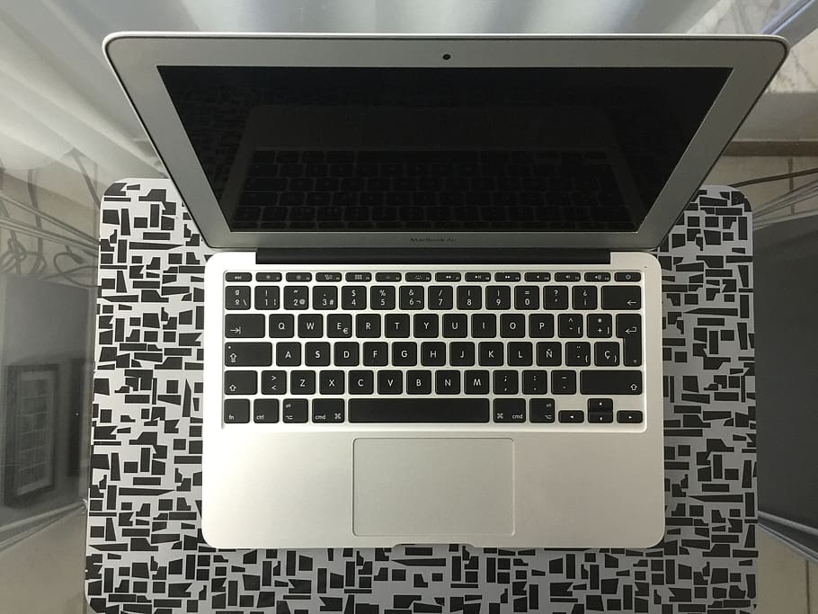 MacBook, MacBook Air, poma, quadern, dispositiu, tecnologia, ultrabook, ordinador, portàtil, connexió, tecnologia sense fils, comunicació, a l'interior, equips informàtics, teclat, teclat d’ordinador, dispositiu d’informació portàtil, cap gent, directament a sobre, taula, vista d’angle alt, monitor d’ordinador, primer pla, Internet, natura morta, xarxa d’ordinadors, clau d’ordinador, 2K