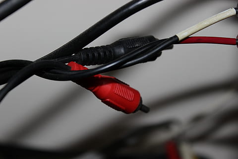 kabel, kabelafsluiting, stroom, Stroomkabel, technologie, plug, Elektrik, hoogspanningslijn, elektriciteit, elektrisch, Audio kabel, audio, rood, detailopname, focus op de voorgrond, zwarte kleur, binnenshuis, geen mensen, selectieve aandacht, verbinding, stilleven, veiligheid, bescherming, kunst cultuur en entertainment, dag, studio opname, opknoping, Bokshandschoen, verbouwing, 5K, CC0, publiek domein, royaltyvrij