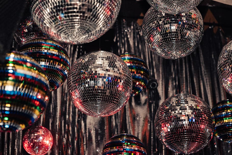 valikoituja, pallo, ihmisen, henkilö, väkijoukko, kristalli, festivaali, valaistus, yö-, disko, väri-, Disco pallo, värit, öinen, kuvio, ornamentti, fractal, kupla, valokuvaus, kuva, violetti, suuri joukko esineitä, riippuva, valaistuslaitteet, monivärinen, ei ihmisiä, valinta, koriste, vaihtelu, matala kulma, valaistu, yltäkylläisyys, sisällä, kiiltävä, lähikuva, jälleenmyynti, yöelämä, ryhmä kohteita, rivissä, valo, 4K