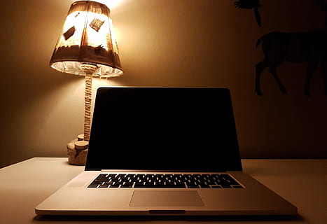 il computer portatile, computer, aggeggio, moderno, tecnologia, elettronica, ricerca, lavoro, attività commerciale, tavolo, scrivania, ufficio, attrezzatura per l'illuminazione, in casa, illuminato, lampada elettrica, nessuno, tecnologia wireless, comunicazione, raggiante, connessione, caratteristica della parete, interno di casa, paralume, luce, mobilia, stanza domestica, avvicinamento, 1080P, CC0, dominio pubblico, privo di copyright