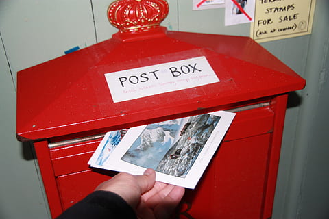 cassetta postale, carta geografica, mano umana, rosso, comunicazione, parte del corpo umano, detenzione, mano, una persona, avvicinamento, testo, temi fotografici, all'aperto, persona irriconoscibile, persone reali, giorno, tecnologia, parte del corpo, stili di vita, prospettiva personale, sceneggiatura occidentale, distributore automatico, dito, 4K, CC0, dominio pubblico, privo di copyright