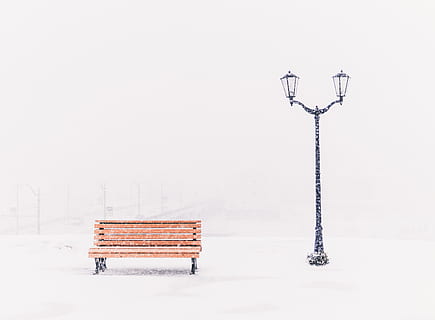 banco marrom, Banco, mobília, inverno, banco de parque, branco, minimalismo, Nevado, poste de iluminação, luminária, natureza, ao ar livre, neve, abajur, ponto de ônibus, névoa, lanterna, construção, arquitetura, torre, temperatura fria, assento, ninguém, esvaziar, copie o espaço, iluminação pública, campo, céu, cobertura, equipamento de iluminação, dia, terra, ausência, cor branca, nevando, Clima extremo, 5K, CC0, domínio público, royalty free