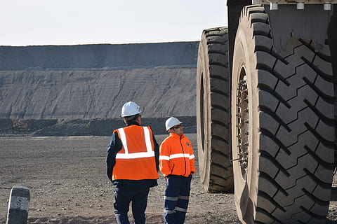 exploitation minière, les camions, mine de charbon, chapeau, vue arrière, Hommes, Vêtements, travail, adulte, sécurité, casque, couvre-chef, industrie, vêtements réfléchissants, architecture, Occupation, industrie de construction, permanent, protection, personnes, la communication, journée, travail en équipe, en plein air, collaborateur, 2K, CC0, domaine public, libre de droits