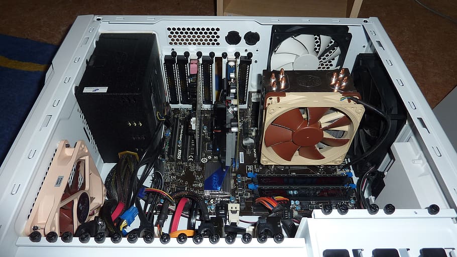 ordinador, torre, torre de PC, a l'interior, cap gent, natura morta, tecnologia, primer pla, equipament, vista d’angle alt, variació, gran grup d'objectes, cultura i entreteniment artístic, elecció, metall, maquinària, connexió, eina de treball, música, dia, col · lecció, venda al detall, 1080P
