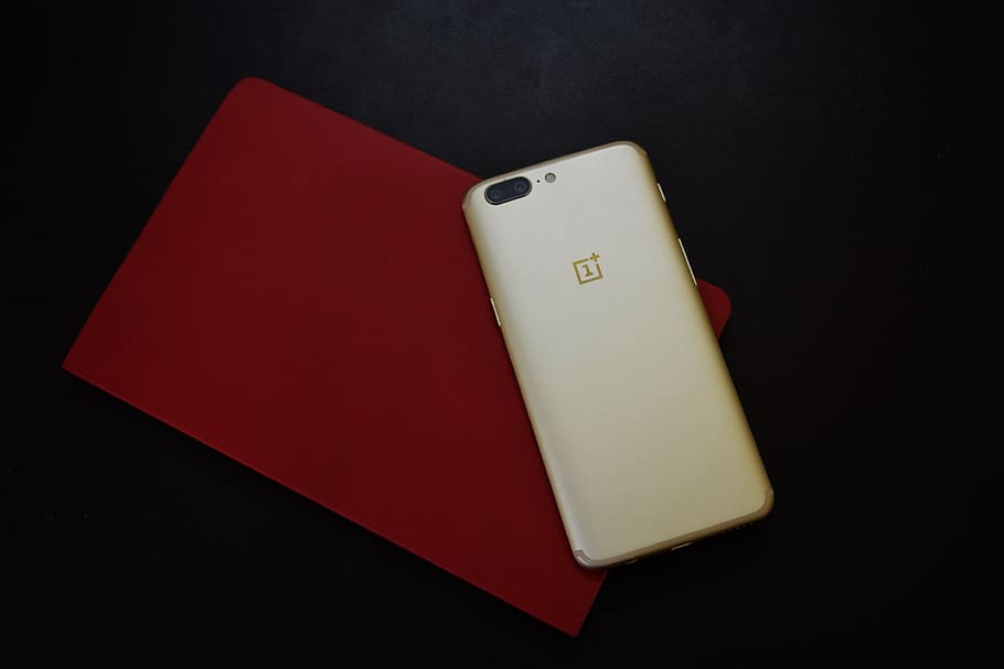oneplus, android, smartphone, doble càmera, mòbil, tecnologia, telèfon, gadget, cel·lular, tir de l'estudi, a l'interior, cap gent, comunicació, primer pla, vermell, sol objecte, natura morta, còpia espai, vista d’angle alt, fons negre, dos objectes, telèfon mòbil, tecnologia sense fils, cultura i entreteniment artístic, emoció, paper, telèfon intel·ligent, connexió, en blanc, 4K