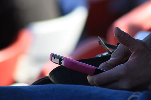 Zelle, Text, Handy, Mobiltelefon, SMS, Technologie, menschliche Hand, Hand, menschliches Körperteil, drinnen, eine Person, halten, Erwachsene, selektiver Fokus, Nahansicht, Fokus auf den Vordergrund, simsen, Körperteil, Verbindung, kabellose Technologie, Kommunikation, Frau, Schreiben, tragbares Informationsgerät, Finger, 4K, CC0, gemeinfrei, lizenzfrei