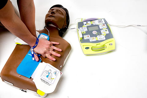defibrillator, orang sungguhan, perempuan, gaya hidup, satu orang, tampilan sudut tinggi, kegiatan waktu luang, teknologi, dewasa, dalam ruangan, anak muda, wanita muda, relaksasi, emosi, anak, tersenyum, waktu, teknologi nirkabel, 4K, CC0, domain publik, bebas royalti