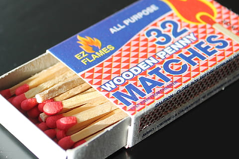 matchbox, wedstrijd, tekst, voedsel, detailopname, geen mensen, eten en drinken, rood, westers schrift, doos, studio opname, stilleven, doos - container, binnenshuis, hout - materiaal, communicatie, grote groep objecten, hoge hoekmening, houder, bedrijf, luciferhoutje, versheid, tussendoortje, zwarte achtergrond, bericht, 1080P, CC0, publiek domein, royaltyvrij