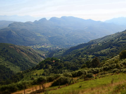 vale, montanha, distante, meio Ambiente, scenics - natureza, panorama, beleza na natureza, cena tranquila, tranquilidade, plantar, cena não urbana, céu, cadeia de montanhas, natureza, árvore, idílico, ninguém, cor verde, terra, dia, crescimento, ao ar livre, paisagem ondulante, 4K, CC0, domínio público, royalty free
