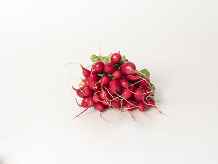 vermell, rave, amanida, menjar i beguda, menjar, alimentació saludable, frescor, benestar, vegetals, a l'interior, tir de l'estudi, fruita, còpia espai, natura morta, fons blanc, primer pla, tallar, cap gent, taula, orgànic, gran grup d'objectes, madur, 5K, CC0, domini públic, lliure de regalies