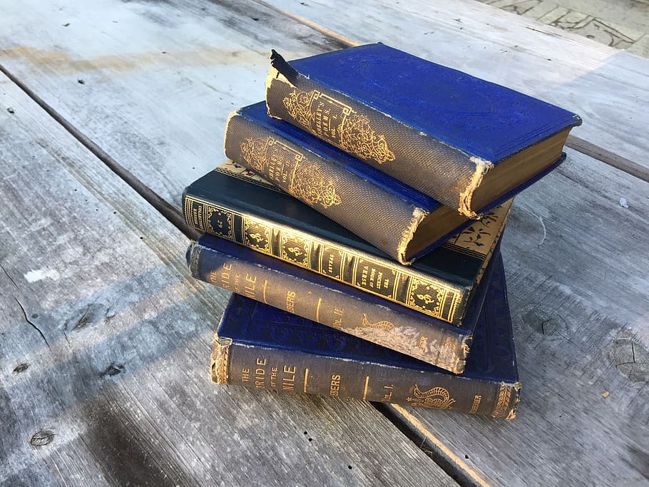 Bücher, lesen, Tabelle, Stillleben, Holz - Material, High Angle View, Nahansicht, drinnen, keine Leute, goldfarben, Text, Stapel, Buch, Gold, gebundenes Buch, Veröffentlichung, Reichtum, westliche Schrift, Süßes Essen, Barren, Dessert, fertig für den Verzehr, Versuchung, Luxus, 2K
