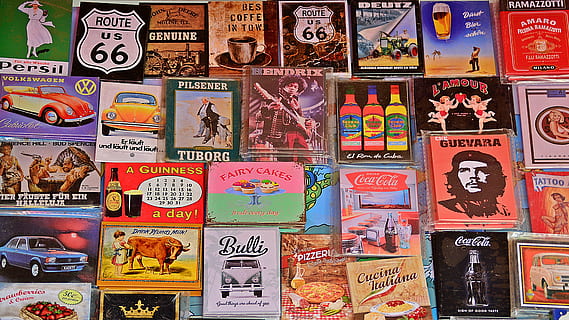 skjold, magnetisk skjold, gå i stå, stå, valg, variation, tekst, ingen mennesker, meddelelse, stor gruppe af objekter, fuld ramme, multi farvet, menneskelig repræsentation, repræsentation, til salg, baggrunde, kollektion, marked, detail, markedsbod, arrangement, indendørs, overflod, offentliggørelse, 4K, CC0, offentligt domæne, royaltyfrie