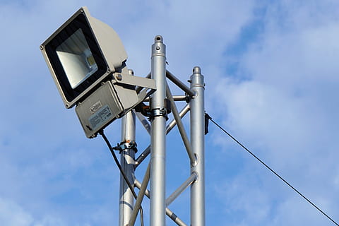 luce, illuminazione, luci, lampada, lanterna, inferno, tecnologia, notte, faretti alogeni, individuare, riflettore, cielo, Inquadratura dal basso, nuvola - cielo, metallo, giorno, nessuno, telecamera di sicurezza, natura, attrezzatura per l'illuminazione, polo, sicurezza, sorveglianza, all'aperto, connessione, altoparlante, megafono, blu, materiale elettrico, elettricità, Alimentazione elettrica, color argento, 2K, CC0, dominio pubblico, privo di copyright