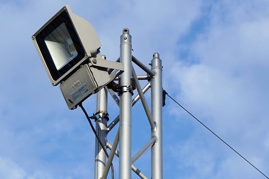 llum, il·luminació, llums, llanterna, infern, tecnologia, nit, focus halògens, lloc, reflector, punt de mira, cel, vista d’angle baix, núvol - cel, metall, dia, cap gent, càmera de seguretat, naturalesa, equips d’il·luminació, pol, seguretat, vigilància, a l'aire lliure, connexió, altaveu, megàfon, blau, equipament elèctric, electricitat, Font d'alimentació, color plata, 2K