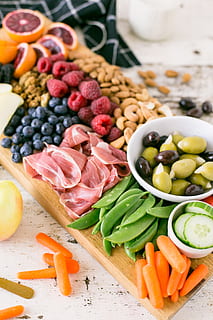 assorterede frugter, plante, mad, måltid, fad, frugt, frokost, fremstille, grøntsag, bær, snap ærter, gulerødder, nødder, frugter, agurker, oliven, grøntsagsbakke, prosciutto, sunde snacks, mad styling, mad og drikke, sund kost, friskhed, velvære, valg, indendørs, variation, skål, ingen mennesker, forberedelse, tæt på, stilleben, mejeriprodukt, høj vinkel visning, fokus på forgrunden, skærebræt, Vegetarmad, 2K, CC0, offentligt domæne, royaltyfrie