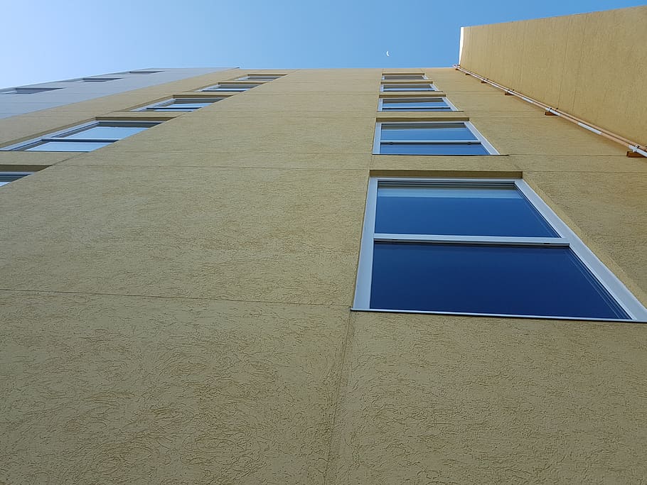 edificio visto desde abajo, edifici, ventanas, finestra, perspectiva, arquitectura, exterior de l'edifici, estructura construïda, vista d’angle baix, blau, dia, cel clar, cel, cap gent, naturalesa, funció de construcció de parets, llum solar, a l'aire lliure, barri residencial, ciutat, còpia espai, casa, paret, apartament, 4K