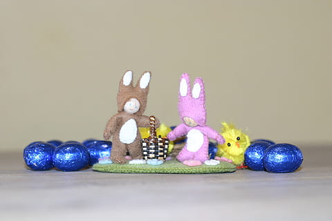 ou de Pasqua, Pasqua, ou, ous, festa, ous de Pasqua, groc, xocolata, tir de l'estudi, a l'interior, celebració, multicolor, natura morta, còpia espai, cap gent, representació, variació, representació animal, elecció, primer pla, art i artesania, creativitat, joguina, porpra, accessori personal, 2K, CC0, domini públic, lliure de regalies