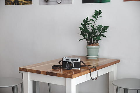 dslr kamera, bord, kamera, elektronikk, møbler, hylle, tre, skrivebord, hardtre, kryssfiner, vise, skjerm, følge, LCD skjerm, anlegg, datamaskin, pc, hjemmedekorasjon, underholdningssenter, laptop, stropp, teknologi, potteplante, ingen folk, innendørs, sete, tre - materiale, veggbyggingsfunksjon, retro stylet, hjem interiør, kamera - fotografisk utstyr, stol, natur, vekst, fotografering temaer, hjemlige rom, antikk, innstilling, 5K, CC0, offentlig domene, opphavsrett gratis
