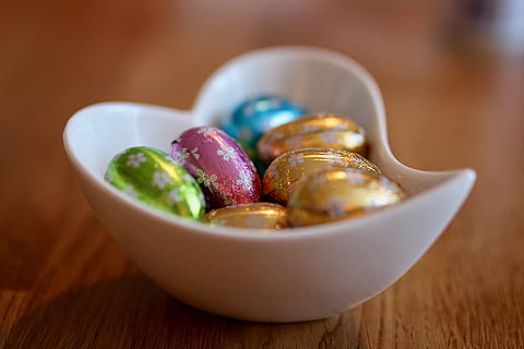 voedsel, chocolade, Pasen, schelp, Paas eieren, de lente, eten en drinken, kom, focus op de voorgrond, versheid, detailopname, tafel, binnenshuis, geen mensen, gezond eten, hout - materiaal, welzijn, zoet eten, klaar om te eten, groente, zoet, aflaat, selectieve aandacht, variatie, grote groep objecten, Indiaans eten, tussendoortje, verleiding, aardewerk, 2K, CC0, publiek domein, royaltyvrij