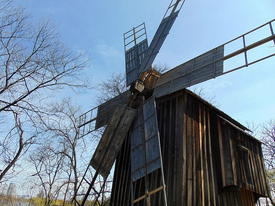 mølle, rustik, vindmølle, rustikke vindmølle, træ-, gammel, landdistrikterne, landskabet, gård, lav vinkel visning, himmel, arkitektur, bygget struktur, natur, bare træ, ingen mennesker, træ, bygning udvendig, dag, vedvarende energi, brændstof og elproduktion, miljøbeskyttelse, turbine, alternativ energi, vindkraft, miljø, traditionel vindmølle, udendørs, 4K