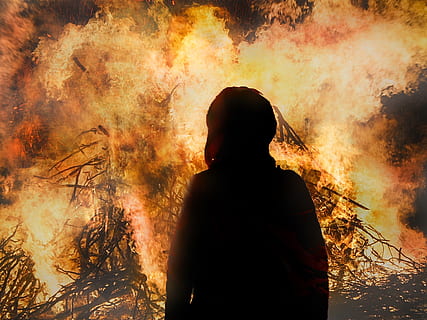 påske brand, påske, ild, flamme, blis, brænde, skikke, midsommer, hed, mærke, træ brand, hedebølge, varme, gløder, flamme pejs, flammende flamme, glødende, belysning, ildsted, lyse, brænding, brand - naturligt fænomen, varme - temperatur, røg - fysisk struktur, ulykker og katastrofer, en person, bagfra, natur, skilt, brandmand, advarselsskilt, taljen op, meddelelse, stående, silhuet, ødelæggelse, forurening, redningsarbejder, 1080P, CC0, offentligt domæne, royaltyfrie
