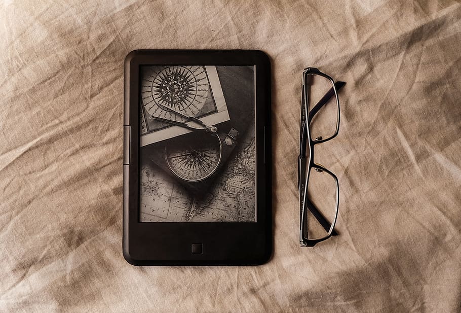 llibre, ebook, lectura, gots, llibre electrònic, material de fusta, a l'interior, ulleres, cap gent, tecnologia, taula, natura morta, directament a sobre, connexió, vista d’angle alt, ulleres de sol, comunicació, primer pla, tecnologia sense fils, fusta, creativitat, pantalla del dispositiu, absència, accessori personal, gra de fusta, 2K