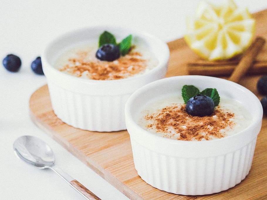 dos, magdalenes, taula, planta, postres, iogurt, coberts, cullera, fruita, nabiu, sucre, menjar, blanc, dolç, mínim, natilles, crema, dolços, pastisseria, esmorzar, dinar, menjar i beguda, alimentació saludable, utensili per menjar, estri de cuina, a l'interior, frescor, menjar dolç, llest per menjar, fruites de baies, natura morta, indulgència, primer pla, cap gent, temptació, decorar, vidre, farina de civada, 2K