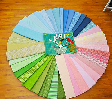 țesuturi, peticire, accesorii, printuri, neted, multi colorate, masa, vedere în unghi mare, în interior, natură moartă, nici o persoana, hârtie, artă și sculptură, creativitate, alegere, a închide, direct deasupra, variație, ambarcațiune, lemn - material, Culoarea verde, creion, panglică, aranjament, model, 2K, CC0, domeniu public, fără drepturi de autor
