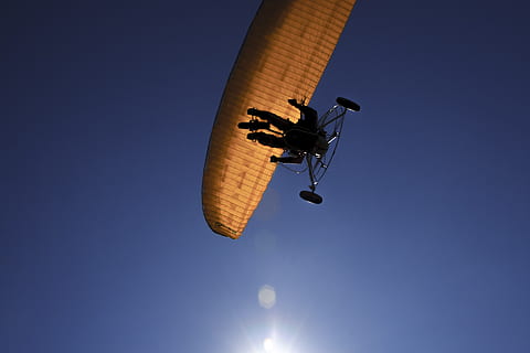 paragliding, dzinējs, debesis, zems leņķa skats, skaidras debesis, zils, raksturs, kopēt vietu, nav cilvēku, lidošana, saules gaisma, mēness, ārā, vidus gaisā, dienā, siluets, skaistums dabā, dzīvnieku tēmas, saule, saulains, dzīvniekiem savvaļā, 1080P, CC0, publiskais domēns, bez atlīdzības