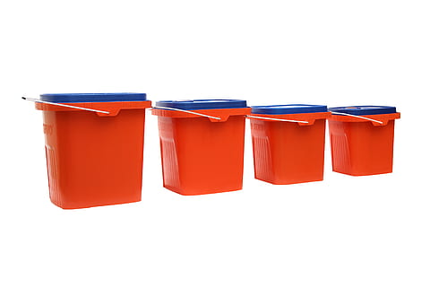 dozen, plastic, containers, opslagruimte, rood, witte achtergrond, studio opname, uitknippen, houder, kopie ruimte, binnenshuis, blauw, groep objecten, geen mensen, zij aan zij, detailopname, in een rij, stilleven, fles, drie objecten, bestellen, groep, 5K, CC0, publiek domein, royaltyvrij