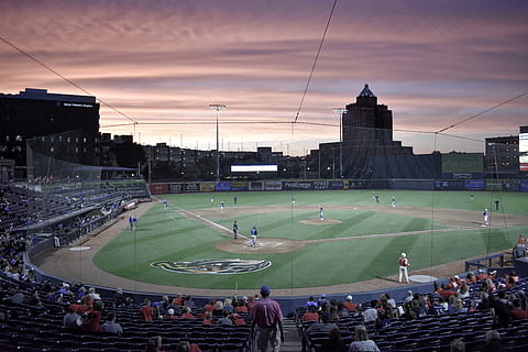 camp de Beisbol, edifici, persona, humà, gent, arena, equip, softbol, esport, esports, esport d’equip, beisbol, estadi, camp, sòls, multitud, públic, sofà, mobles, il·luminació, grup de persones, gran grup de persones, persones reals, arquitectura, cel, exterior de l'edifici, estructura construïda, núvol - cel, homes, activitat d'oci, vista d’angle alt, posta de sol, ciutat, estils de vida, destinacions de viatge, naturalesa, a l'aire lliure, espectador, 5K, CC0, domini públic, lliure de regalies