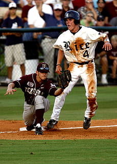 Baseball, Spieler, dritte Basis, Läufer, Etikett, abspielen, Uniform, Sport, Athlet, Spiel, Baseballspieler, Gras, Aktion, amerikanisch, Handschuh, Third Baseman, wettbewerbsfähig, Wettbewerb, Hochschule, Infield, Stadion, Baseball - Sport, echte Menschen, Menschen, Leistungssport, Helm, zufällige Menschen, in voller Länge, Sportuniform, Sportbekleidung, Sporthelm, Kopfbedeckungen, Fokus auf den Vordergrund, spielen, zwei Menschen, Kleidung, Männer, Baseballuniform, sportliche Aktivität, Teenager, 1080P, CC0, gemeinfrei, lizenzfrei