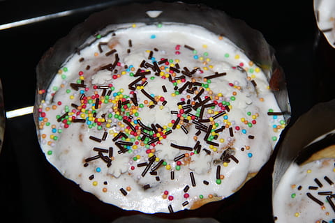 voedsel, paascake, multi gekleurd, zwarte achtergrond, binnenshuis, hagelslag, detailopname, eten en drinken, geen mensen, zoet eten, stilleven, recht boven, hoge hoekmening, creativiteit, klaar om te eten, aflaat, ongezond eten, zoet, selectieve aandacht, studio opname, versheid, verleiding, 5K, CC0, publiek domein, royaltyvrij