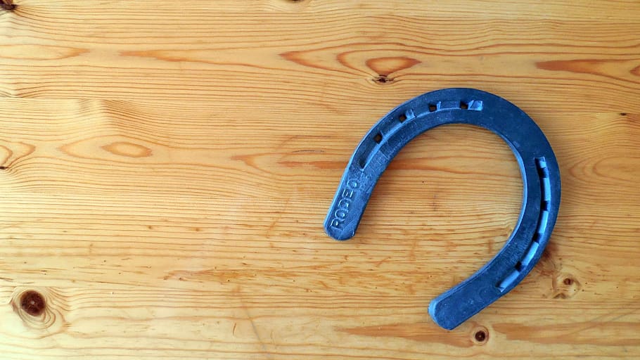 Hintergrund, Hintergrundbild, Bildschirmhintergrund, Desktop-Hintergrund, Desktop, Hintergründe, Hufeisen, Holz, Korn, Rodeo, Holz - Material, Tabelle, drinnen, keine Leute, Blau, Nahansicht, High Angle View, direkt darüber, Muster, Stillleben, braun, texturiert, Vollbild, Metall, Ausrüstung, Holzmaserung, einzelnes Objekt, Tag, 2K