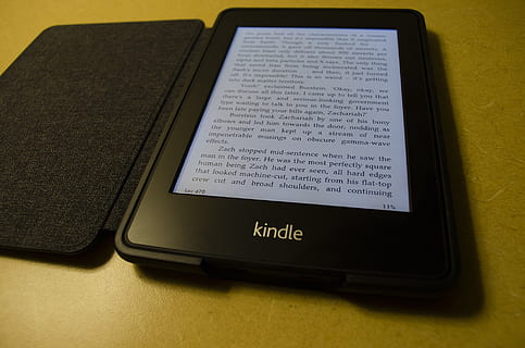 pakurti, el. skaitytuvas, e-knyga, „Amazon“, ebook, skaitytojui, komunikacijos, technologijos, belaidžio ryšio technologija, nėra žmonių, patalpose, ryšį, aukšto kampo vaizdas, natiurmortas, tekstą, ekranas, Iš arti, nešiojamas informacijos įrenginys, lentelė, skaitmeninė tabletė, išmanusis telefonas, Mobilusis telefonas, prietaiso ekranas, Vakarų scenarijus, perkeliamumas, paskelbimas, 1080P, CC0, Viešasis domenas, nemokamai