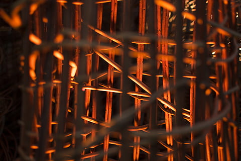 ligero, cuadrícula, rojo, brillante, nadie, noche, iluminado, fotograma completo, calor - temperatura, antecedentes, color naranja, modelo, de cerca, ardiente, enfoque selectivo, equipo de iluminación, movimiento, llama, metal, fuego, adentro, fuego - fenómeno natural, resumen, 5K