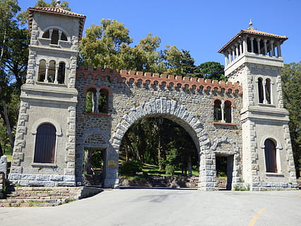 architettura, facciata, portico, ingresso, vecchio, struttura costruita, esterno dell'edificio, costruzione, arco, pianta, storia, albero, cielo, il passato, natura, giorno, nessuno, cielo sereno, luce del sole, luogo di culto, blu, religione, all'aperto, 4K, CC0, dominio pubblico, privo di copyright
