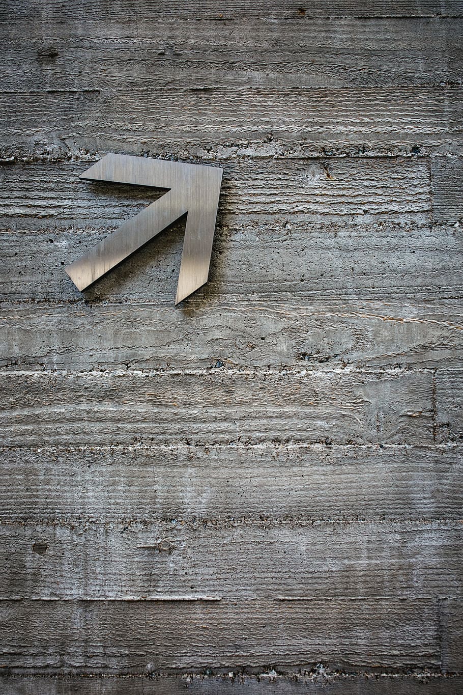 gris, fletxa, paret, nombre, text, símbol, fusta, fusta dura, catifa, símbol de reciclatge, alfabet, signe, fusta contraxapada, concret, símbol d’estrella, diners, logotip, marca comercial, pastís d'aniversari, menjar, pastís, postres, material de fusta, textura, cap gent, fons, taula, a l'interior, metall, natura morta, tauler, vell, equipament per a la llar, agut, primer pla, senzillesa, vista d’angle alt, equipament, patró, aspre, gra de fusta, ganivet: arma, en blanc, netejar, 5K