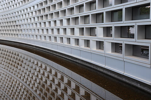 edifici, modern, biblioteca, estructura construïda, arquitectura, exterior de l'edifici, cap gent, dia, marc complet, ciutat, patró, a l'aire lliure, Color blanc, barana, fons, finestra, repetició, primer pla, naturalesa, reflexió, barri residencial, 5K, CC0, domini públic, lliure de regalies