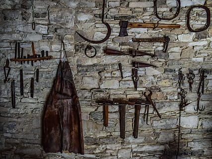 smedens, værktøjer, smede, stithy, gammel, håndværk, værksted, traditionel, Lefkara, cypern, murbygningsfunktion, arkitektur, bygget struktur, væg, ingen mennesker, indendørs, forladt, murstens væg, mursten, beskadiget, træ - materiale, forvitret, bygning, forældet, hængende, kørt ned, forringelse, dårlig stand, nedgang, Stenmur, ødelagt, 5K, CC0, offentligt domæne, royaltyfrie